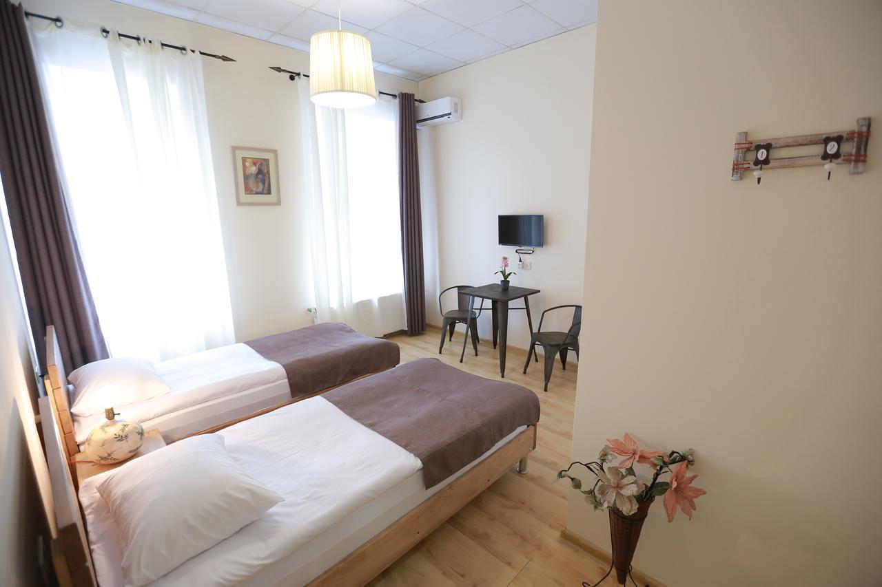 Midtown Hotel & Hostel Тбилиси Екстериор снимка